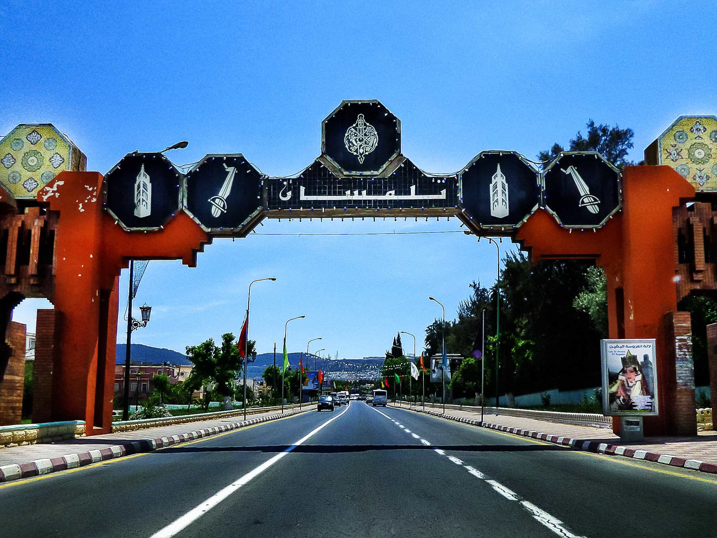 Route et paysage urbain à Tlemcen